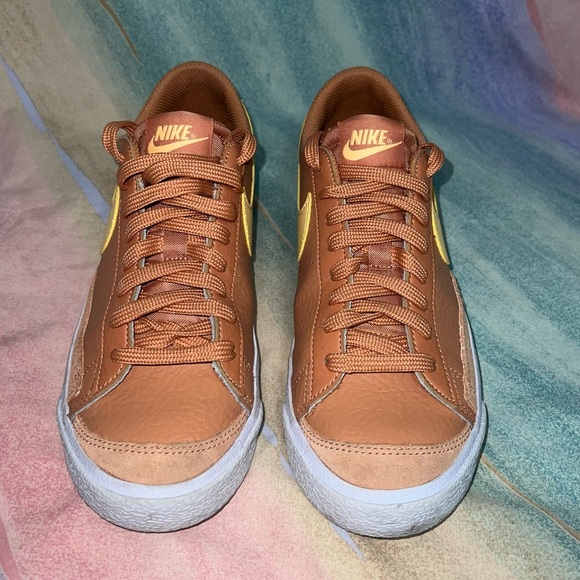 Nike Blazer Low ' 77 Amber Brown / Melon Tint Women’s 7 / 5.5Y Shoes - Picture 4 of 8